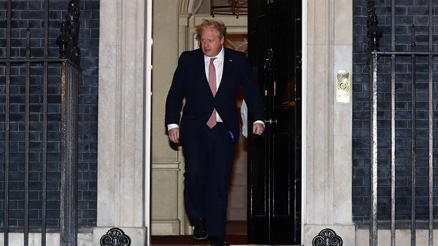 Britsk premir Boris Johnson se pipojuje k potlesku na poest zdravotnk a jejich boje s koronavirem. Johson se nakazil koronavirem, m jen mrn pznaky. (26. bezna 2020)
