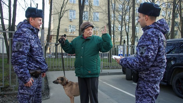Rut vojci mluv s dchodkyn. Moskva nadila lidem starm 65 let, aby zstali doma. Chce je tak uchrnit od koronaviru. (25. bezna 2020)