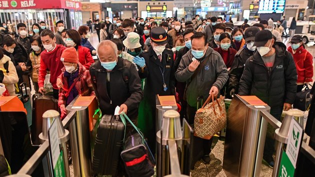Cestujc na ndra v anghaji se chystaj na cestu do Wu-chanu. Do msta, kde vypukla pandemie koronaviru, u mohou vlaky. (28. bezna 2020)