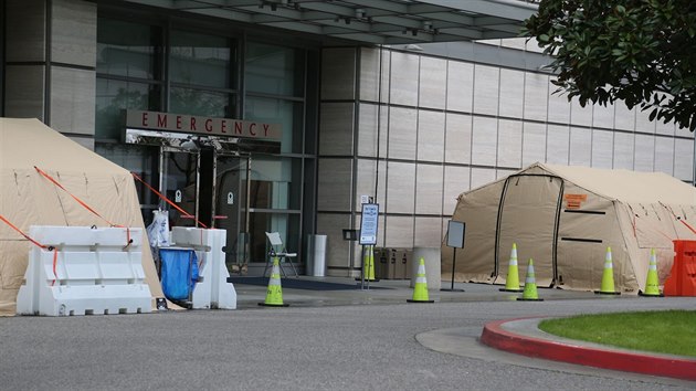 Nemocnice v Los Angeles postavila stany na rychl testovn pro lidi nakaen koronavirem. (22. bezna 2020)
