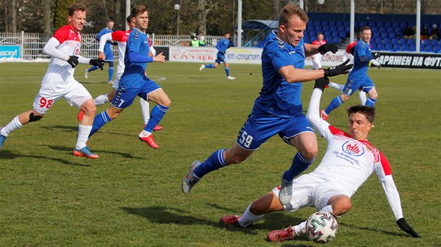 Koronavirus fotbal v Blorusku nezastavil. Momentka z utkn prvn ligy mezi Slutskem a Slavi Mozyr.