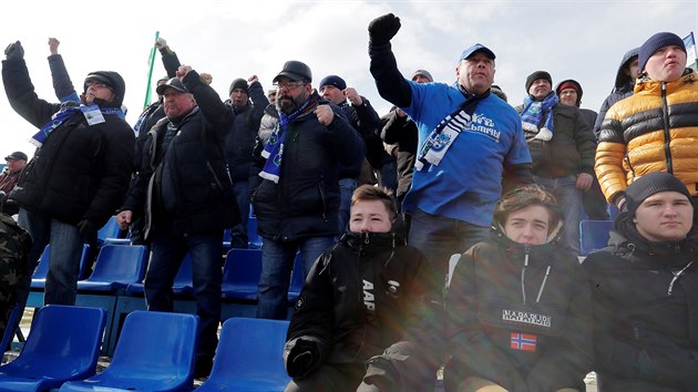 Koronavirus fotbal v Blorusku nezastavil. Fanouci dorazili na utkn prvn ligy mezi Slutskem a Slavi Mozyr.