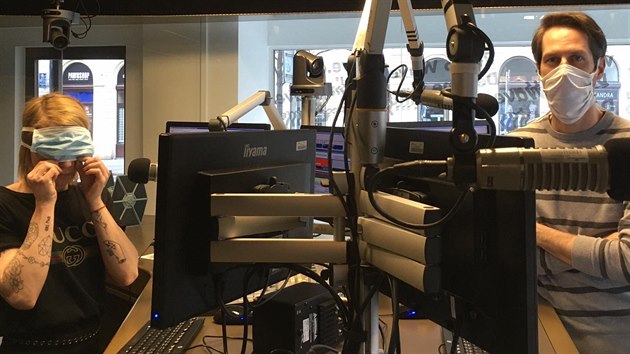 Studio stanice Radio Wave. (24. 3. 2020)