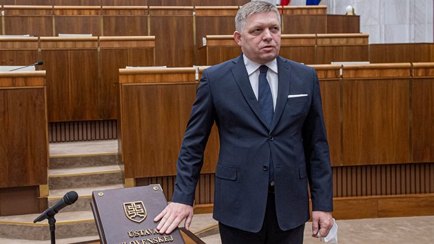 Noví poslanci ve slovenském parlamentu kvůli koronaviru skládali slib s rouškami. Někteří, třeba předseda strany Směr-SD a expremiér Robert Fico, si ji ovšem sundali. (20. března 2020)