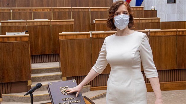 Nov poslanci ve slovenskm parlamentu kvli koronaviru skldali slib s roukami. Na snmku je vicepremirka Veronika Remiov. (20. bezna 2020)