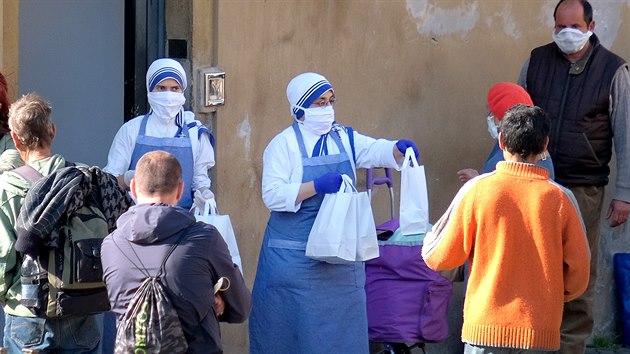 Jeptišky z charity Matky Terezy rozdávají jídlo lidem v Římě. (20. března 2020)