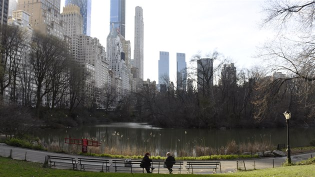 Centrum New Yorku se kv�li koronaviru vylidnilo. Sn�mek poch�z� ze slavn�ho Central Parku. (26. b�ezna 2020)