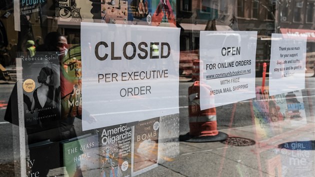 Také newyorský Brooklyn se kvůli koronaviru vylidnil, obchody zavřely. (26. března 2020)