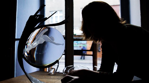 Dnes je mlad� ryte�ka �asto zv�na na skl��sk� sympozia a workshopy po cel�m sv�t�.