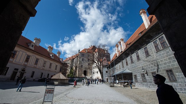 Ndvo eskokrumlovskho zmku jsou bn pln turist. Te jsou poloprzdn.