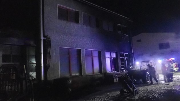 Čtyři jednotky hasičů zasahovaly u požáru nakladače a přilehlé dílny ve Vrbně pod Pradědem na Bruntálsku. Může za něj závada na elektroinstalaci nakladače. (28. března 2020)