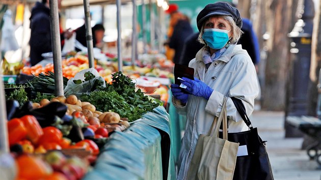 ena s ochrannou roukou nakupuje na zeleninovm trhu v Pai. (19. bezna 2020)