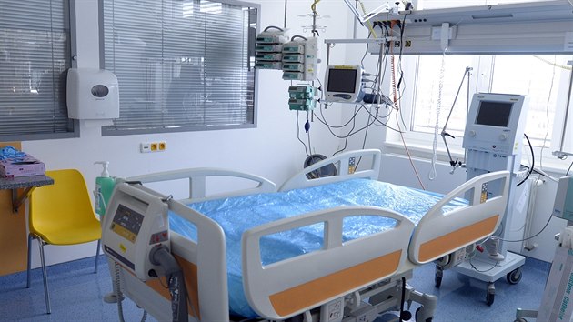 Fakultní nemocnice v Motole má nově k dispozici oddělení s 20 lůžky s plicní ventilací pro pacienty nakažené novým typem koronaviru v nejtěžším stavu.  (22. března 2020)