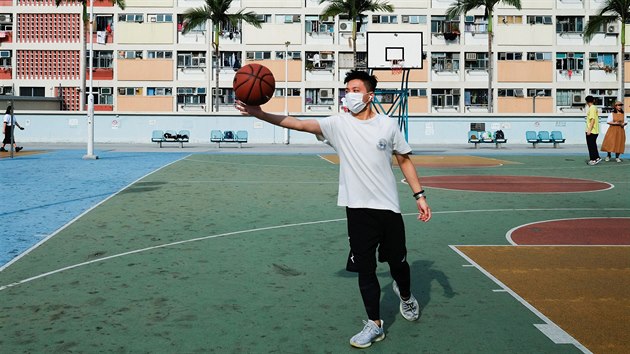 Mu hraje basketbal na hiti u sdlit v Hongkongu. (25. bezna 2020)