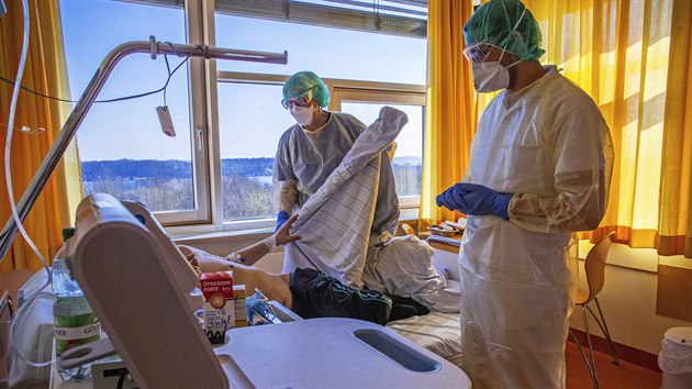 Lkai oetuj pacienta na izolovanm oddlen vyhrazenm pacientm s onemocnnm COVID-19 v nmeckm Schwerinu.  (26. bezna 2020)