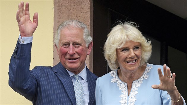 Britsk princ Charles a Camilla, vvodkyn z Cornwallu, mvaj z balkonu radnice v nmeckm Lipsku na fotografii z kvna 2019. Princ Charles, ddic britskho trnu, byl pozitivn testovn na nov koronavirus. (25. bezna 2020)