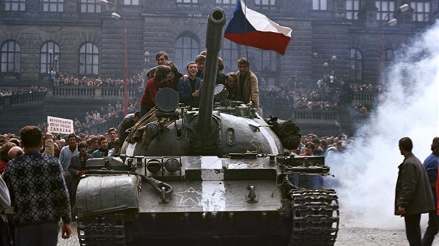 Srpen 1968. Vzdor symbolizovala i tahle eskoslovensk vlajka nad tankem sovtskch okupant.