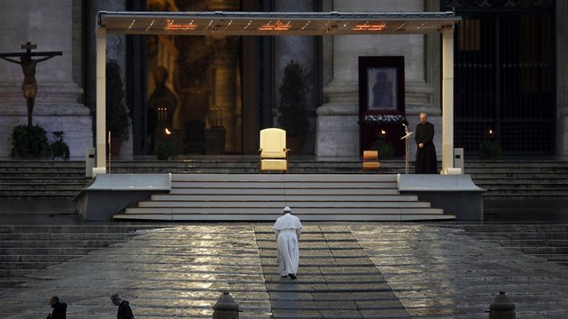 Papež František pronesl tradiční požehnání Urbi et Orbi v netradiční dobu. Náměstí svatého Petra ve Vatikánu bylo kvůli koronavirovým omezením prázdné, věřící jej mohli sledovat prostřednictvím streamu. (27. března 2020)
