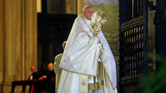Papež František drží kříž během modlitby v bazilice svatého Petra ve Vatikánu. Kvůli mimořádné situaci pronesl požehnání Urbi et Orbi v netradiční dobu. (27. března 2020)