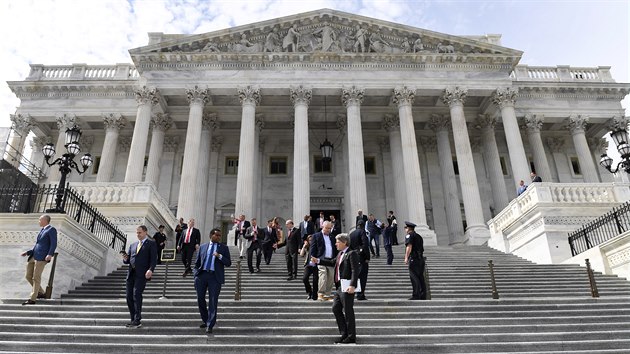 lenov Snmovny reprezentant prochzej po schodech Capitol Hill ve Washingtonu po schvlen zchrannho balkem ve vi 2,2 bilion dolar. ( 27. bezna 2020)