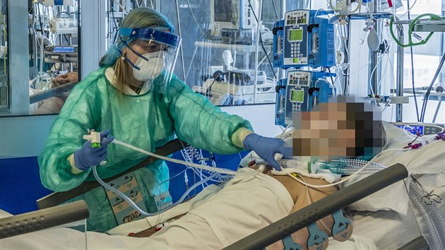 Pacient s o nemocněním COVID-19 na jednotce intenzivní péče v italské nemocnici