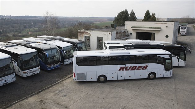 Ve vozovém parku firmy ve Slaném, se autobusy pana Rubeše uložily ke spánku. Jenže na jak dlouho?