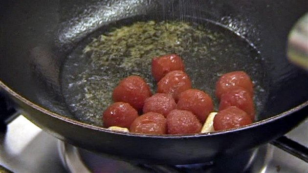 Oloupaná rajčátka přihoďte na pánev do olivového oleje ovoněného česnekem.