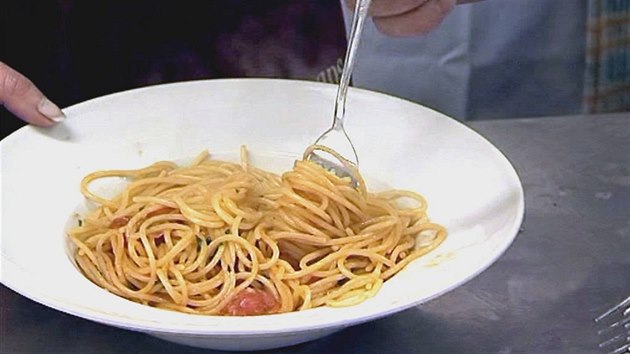 Zden�k Pohlreich u�� person�l �eskokrumlovsk� pizzerie Latr�n, jak m� chutnat �erstv� italsk� pasta.