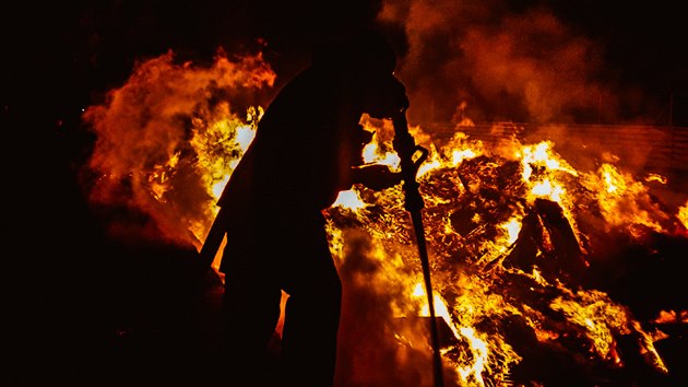Škodu za více než 8 milionů korun způsobil noční požár provozu na zpracování dřeva v obci Suchonice na Olomoucku.