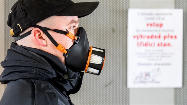 Mstsk policie v st nad Labem distribuovala 25. bezna 2020 mezi sv hldkujc strnky nov respirtory od firmy Nanologix. Jako prvn ho dostal strnk ped akutnm pjmem Masarykovy nemocnice v st nad Labem