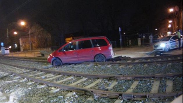 Opil idi vjel autem na tramvajovou tra. Od vozu pak odeel. 