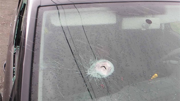 Mu mu velkm kladivem rozbil okna na aut.
