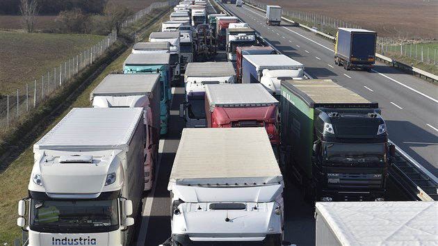 Na dlnici D2 u Beclavi smrem na hranin pechod se Slovenskem v Lanhot se opakovan tvo dlouh kolony. M i dvacet kilometr.