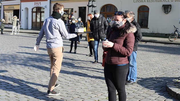 Lékaři dvě hodiny postávali na Pernštýnském náměstí, dostali čaj z místní restaurace.
