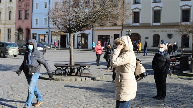 Lékaři dvě hodiny postávali na Pernštýnském náměstí, dostali čaj z místní restaurace.