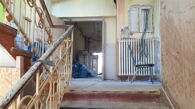 Opravy vyhořelého domova ve Vejprtech pokračují, kvůli koronaviru se však opozdí. (26. března 2020)