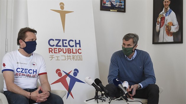 Předseda Českého olympijského výboru Jiří Kejval (vpravo) a sportovní ředitel ČOV Martin Doktor na briefingu během koronovirové pandemie.