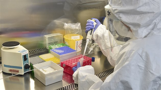 Laborantka v Krajské nemocnici Tomáše Bati ve Zlíně testuje odebraný biologický vzorek na přítomnost nového koronaviru.
