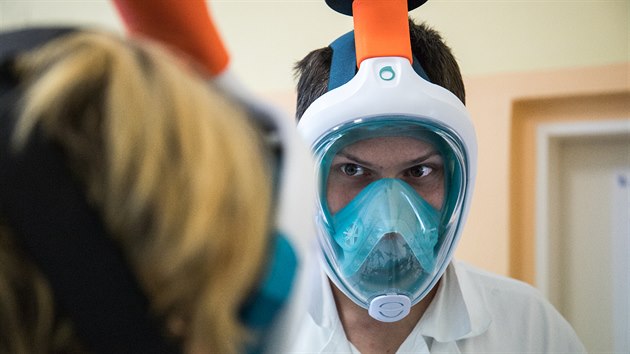 Pot�p��sk� masky s filtrem, kter� se b�n� pou��v� v protichemick�ch a arm�dn�ch oblec�ch, 
u� chr�n� l�ka�e t�eba v nemocnici v Motole. Unik�tn� ochrannou pom�cku vyr�b� uskupen� Covid19cz spolu s �esk�m vysok�m u�en�m technologick�m (�VUT).