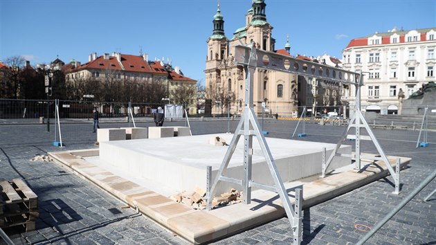 Pracovnci dokonili prvn schodiov stupe. Dky zruenm velikononm trhm mohou prce pokraovat. (24.3.2020)