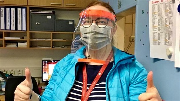 Firma Prusa Research 3D printers pro zm�nu poslala anesteziolog�m a person�lu odd�len� urgentn�ho p��jmu �ty�i des�tky ochrann�ch �t�t� vyti�t�n�ch na 3D tisk�rn� a nav�c bezplatn� poskytla software pot�ebn� pro takovou akci v�em majitel�m t�chto tisk�ren.