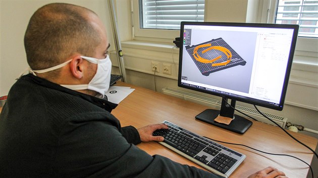 Expert na 3D tisk Jan Brus z katedry geoinformatiky olomoucké Univerzity Palackého u vizualizací součástek ochranných štítů pro zdravotníky tištěných na 3D tiskárnách