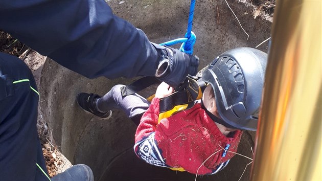 D�t� spadlo na okraji �umperka do studny, na�t�st� ale vyv�zlo jen s leh��mi zran�n�mi. Z p�timetrov� hlubiny ho vyt�hli hasi�i.