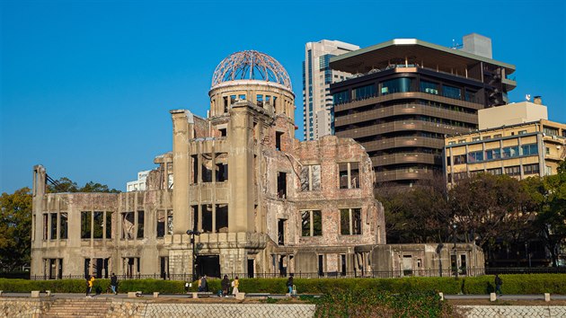 Atomic Bomb Dome eskho architekta v kontrastu s modernmi novostavbami