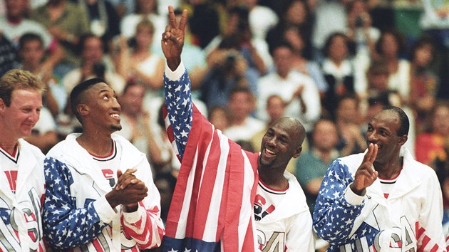 DREAM TEAM. Amerit basketbalist Larry Bird, Scottie Pippen, Michael Jordan a Clyde Drexler (zleva) se raduj z olympijskho triumfu v Barcelona 1992.