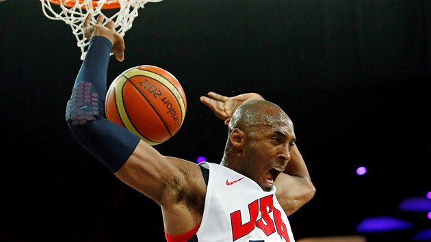 Americký basketbalista Kobe Bryant smečuje do španělského koše na olympiádě v Londýně.