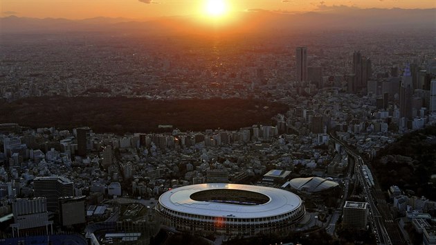 SOUMRAK NAD TOKIEM 2020. Národní stadion v japonské metropoli a zapadající Slunce.
