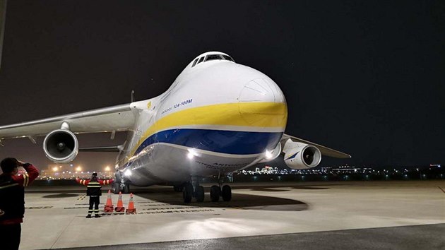 V čínském Šen-čenu přistál v pátek odpoledne velkokapacitní ukrajinský letoun An-124 Ruslan. Do České republiky v sobotu přiveze přes 100 tun zdravotnického materiálu. (20. březen 2020)