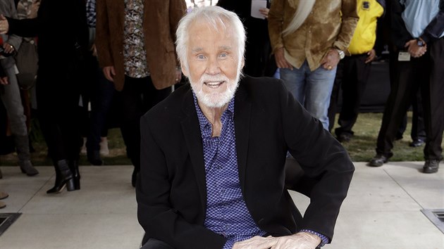 Kenny Rogers pzuje u sv hvzdy na nashvillskm chodnku slvy