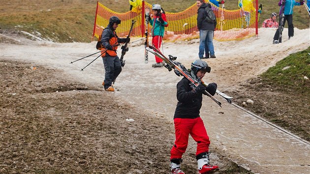 Na Nový rok 2014 ekala na lyae v Janských Lázních mlha a 30 centimetr...